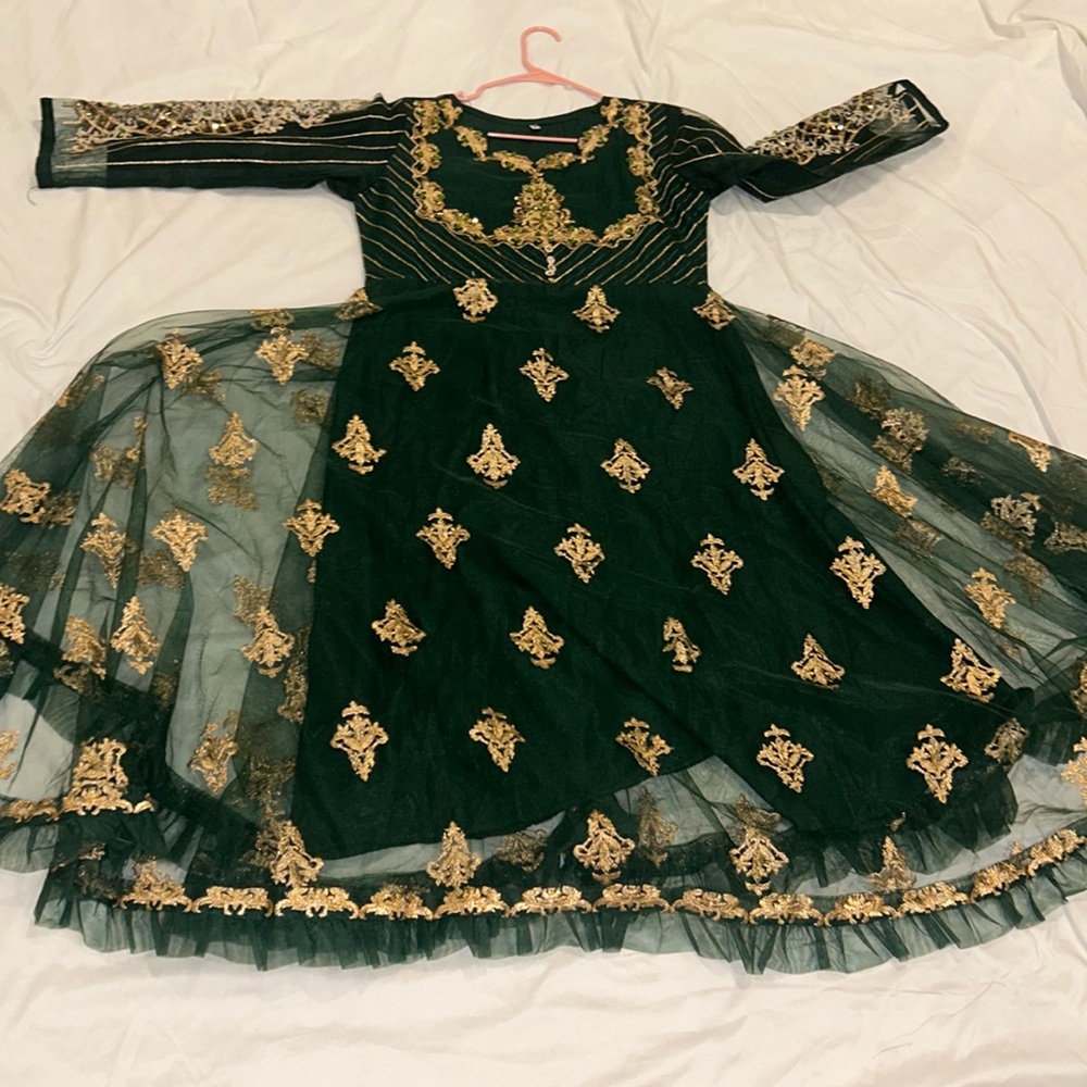 Never worn dress fits me but it is looser now